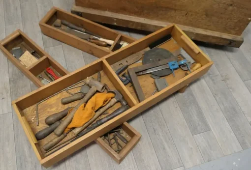 Pamono 19th Century Carpenters Pine Tool Chest and Tools, 1900s Outlet