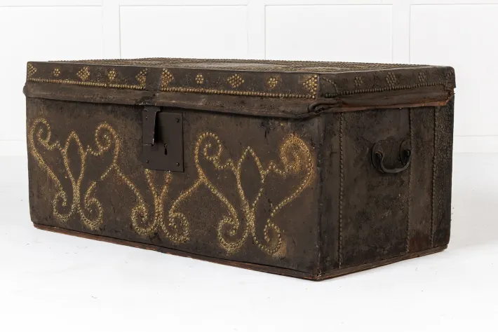 Pamono 17th Century Spanish Leather Chest