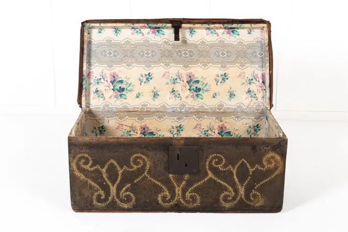 Pamono 17th Century Spanish Leather Chest