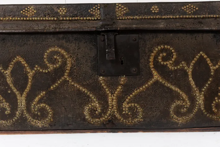 Pamono 17th Century Spanish Leather Chest