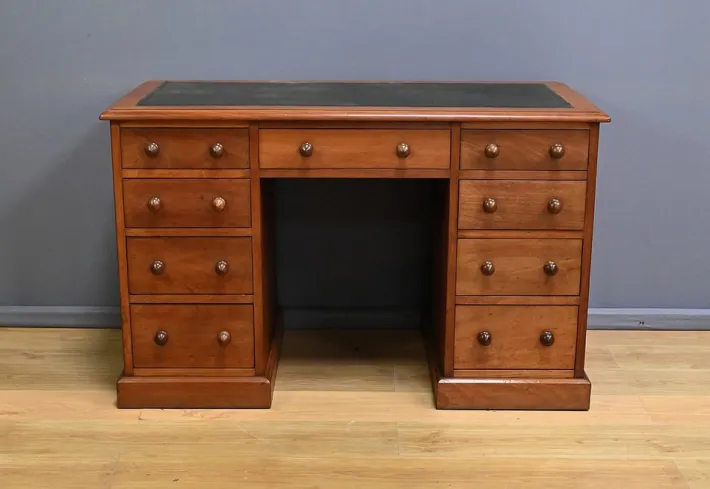 Pamono Victorian Mahogany Pedestal Desk, England, Late 19th Century Hot