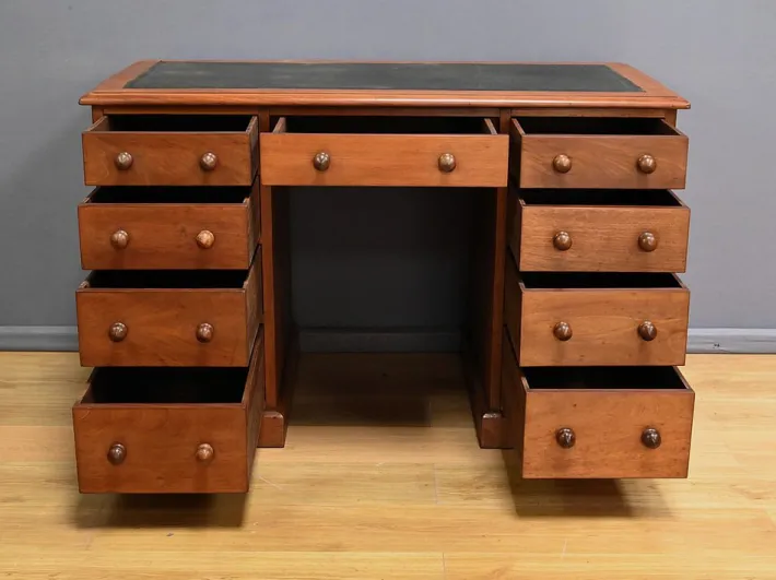 Pamono Victorian Mahogany Pedestal Desk, England, Late 19th Century Hot