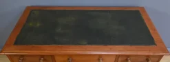Pamono Victorian Mahogany Pedestal Desk, England, Late 19th Century Hot