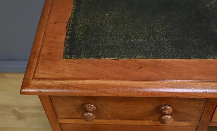 Pamono Victorian Mahogany Pedestal Desk, England, Late 19th Century Hot