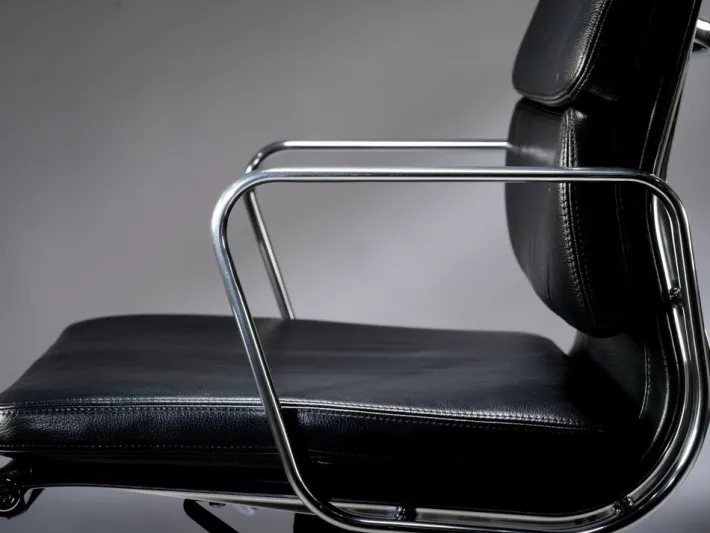 Pamono Vintage Adjustable Ea217 Soft Padded Desk Chair in Black Leather by Charles & Ray Eames for Vitra, 1990s Outlet