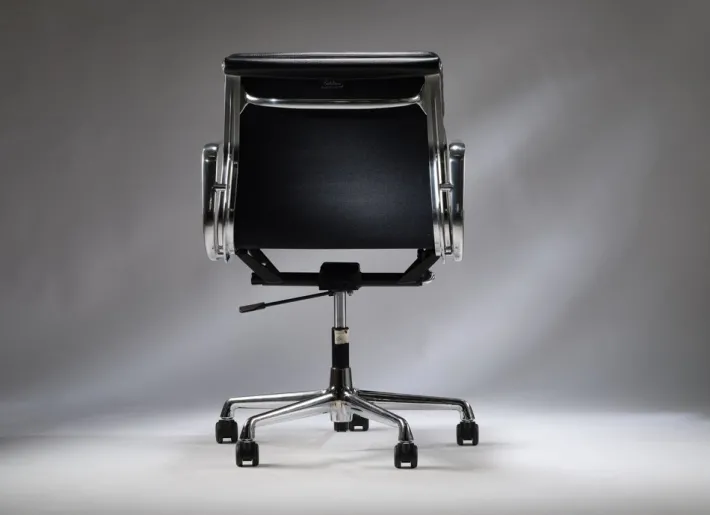 Pamono Vintage Adjustable Ea217 Soft Padded Desk Chair in Black Leather by Charles & Ray Eames for Vitra, 1990s Outlet