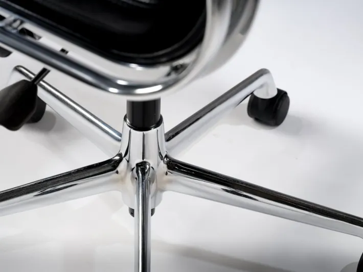 Pamono Vintage Adjustable Ea217 Soft Padded Desk Chair in Black Leather by Charles & Ray Eames for Vitra, 1990s Outlet