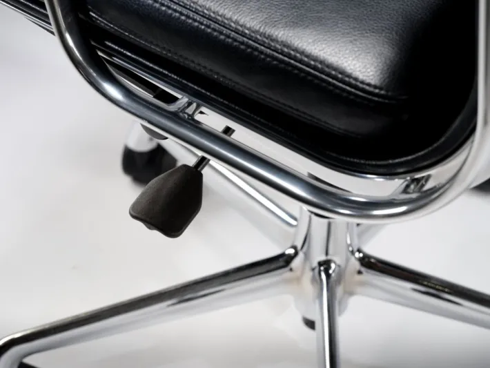 Pamono Vintage Adjustable Ea217 Soft Padded Desk Chair in Black Leather by Charles & Ray Eames for Vitra, 1990s Outlet