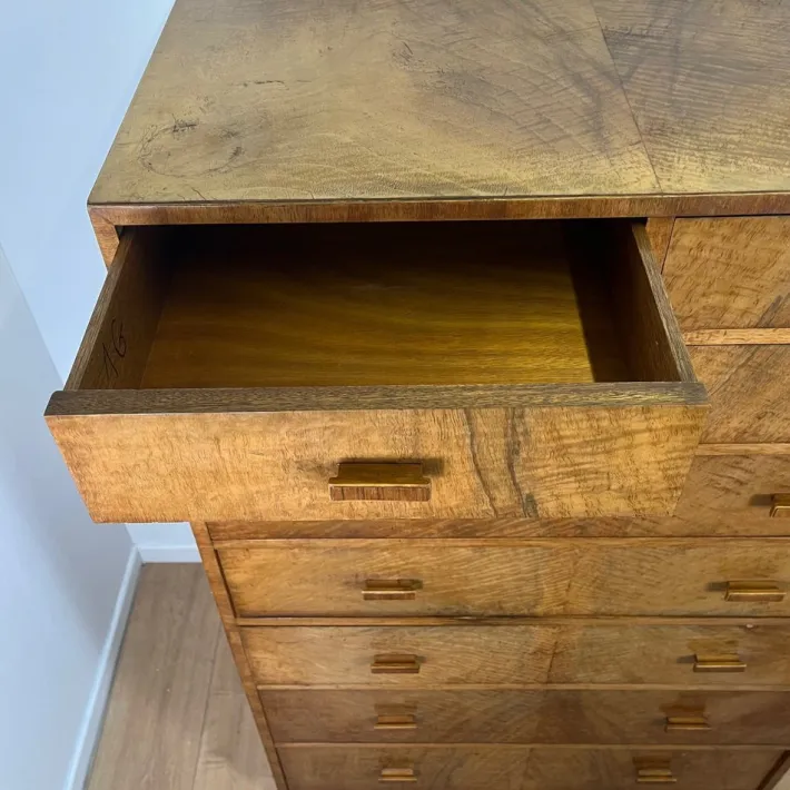 Pamono Vintage Art Deco Chest of Drawers in Flamed Walnut, 1930s Outlet