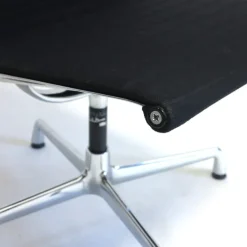 Pamono Vintage Black Swivel Chair by Charles & Ray Eames for Vitra Outlet