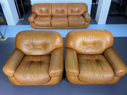 Pamono Vintage Cognac Leather Sofa and Armchairs by Sapporo for Mobil Girgi, Italy, 1970s, Set of 3 Discount