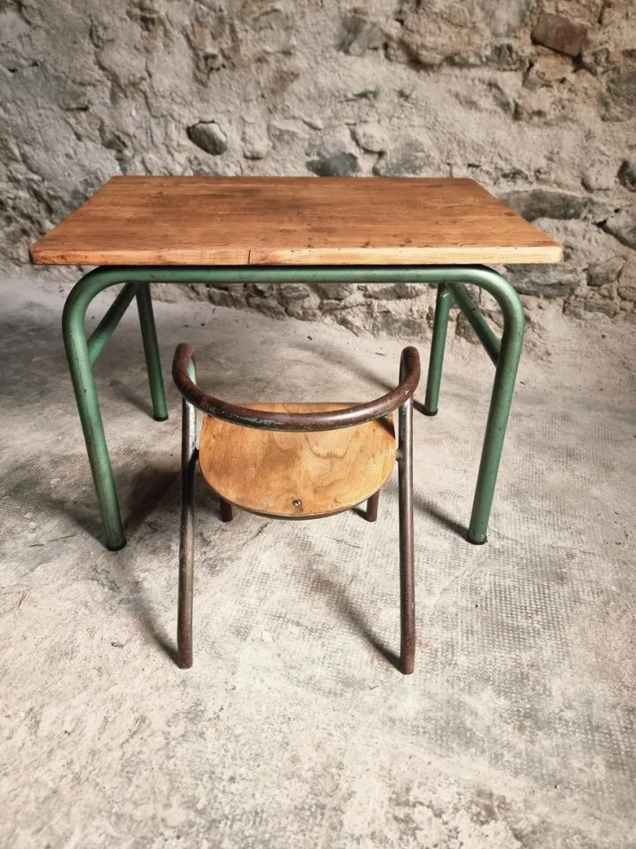 Pamono Vintage French Children's Desk and Chair Set, 1950s, Set of 2 Clearance