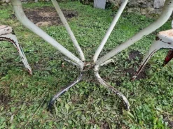 Pamono Vintage French Garden Set in Iron Table with Chairs, 1950s, Set of 3 Outlet