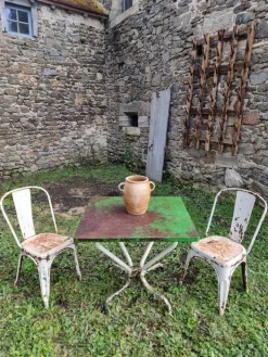 Pamono Vintage French Garden Set in Iron Table with Chairs, 1950s, Set of 3 Outlet