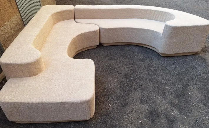 Pamono Vintage Lara Sofa in White Bouclé by Roberto Pamio for Stilwood, 1970s, Set of 2 Hot
