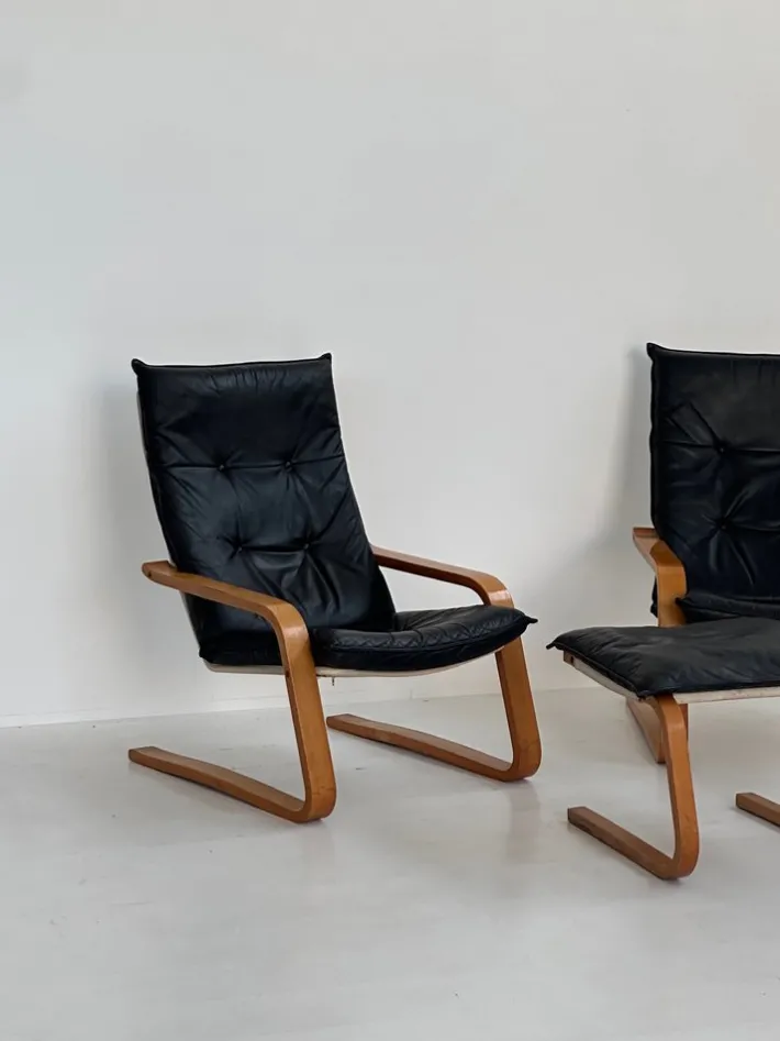 Pamono Vintage Leather Armchairs and Pouf, 1970s, Set of 3 Hot