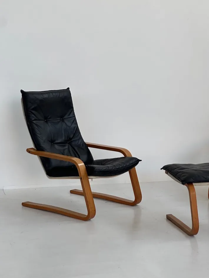 Pamono Vintage Leather Armchairs and Pouf, 1970s, Set of 3 Hot