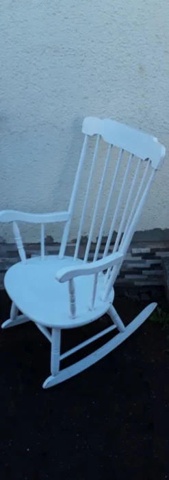 Pamono Vintage Rocking Chair in White-Painted Beech, 1970s Outlet
