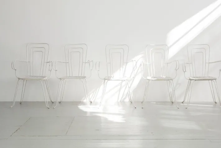 Pamono White Garden Chairs With Woven Plastic Seats, Italy, 1960s, Set of 5 Discount